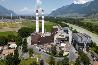 Près de 56% des déchets produits en 2023, en Valais ont pu être revalorisés, notamment au sein de l'usine Satom à Monthey (photo d'illustration). KEYSTONE/LAURENT GILLIERON